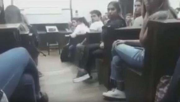 Universitaria denuncia por acoso sexual a profesor en plena clase (VIDEO)