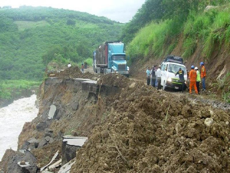 Puno: Cuatro viviendas bajo tierra por deslizamiento de cerro