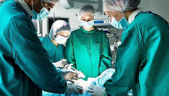 Médicos extraen tumor a bebé cuando aún estaba unida a la placenta 