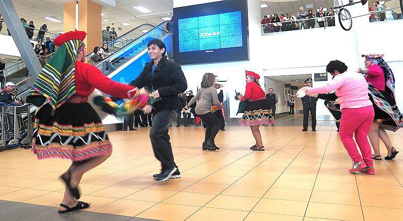Fiestas Patrias: PNP sorprende a turistas en aeropuerto con este flashmob [FOTOS]