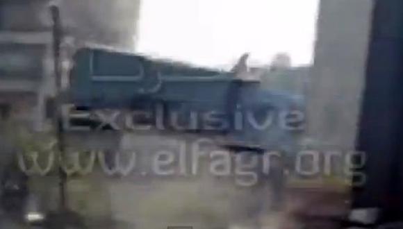 Egipto: Espectacular caída de vehículo policial deja varios fallecidos [VIDEO]