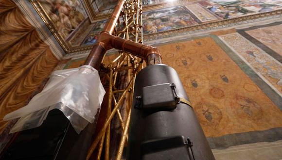 Colocan la chimenea que anunciará al nuevo Papa