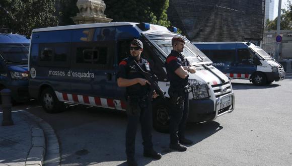 Imagen de miembros de la policía catalana Mossos d'Esquadra montando guardia en Barcelona, el 10 de octubre de 2017. (AFP / PAU BARRENA).