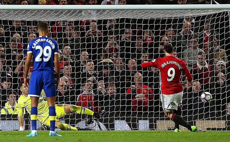 Zlatan Ibrahimovic salva al United con penal en el último minuto
