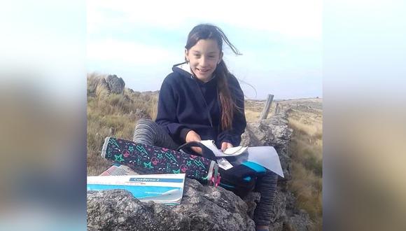 Se viralizó en las redes sociales la historia de Romina Oviedo, una niña que caminaba 3 kilómetros a diario para seguir sus clases en línea. (Foto: Infobae)