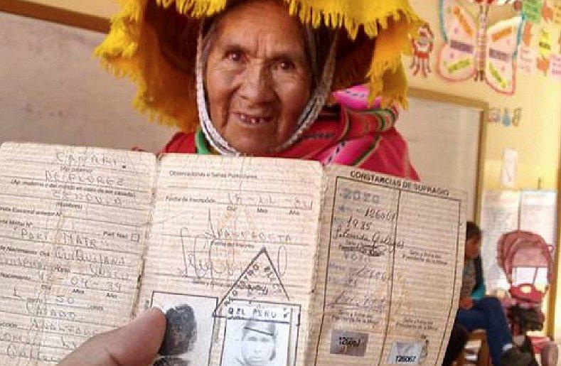 Elecciones 2016: Anciana va a votar y muestra su Libreta Electoral