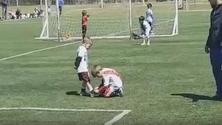YouTube: Pequeño detiene un partido de fútbol para ayuda a su rival [VIDEO]