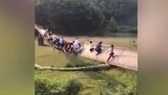 YouTube: turistas pasan la peor experiencia de su vida al pasar puente colgante (VIDEO)