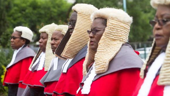 Uno de los países más pobres de África gastó 150 mil dólares en pelucas para jueces