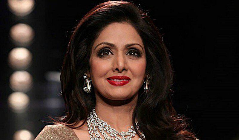 La actriz de Bollywood Srivedi Kapoor muere ahogada en la bañera