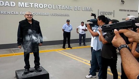 Luis Castañeda pone a prueba armas no letales de forma peculiar [VIDEO]