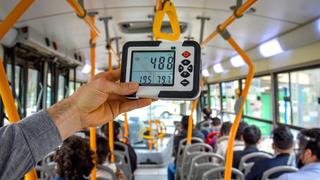 Miden nivel de CO2 en interiores buses de transporte público para constatar la ventilación y evitar propagación del COVID-19