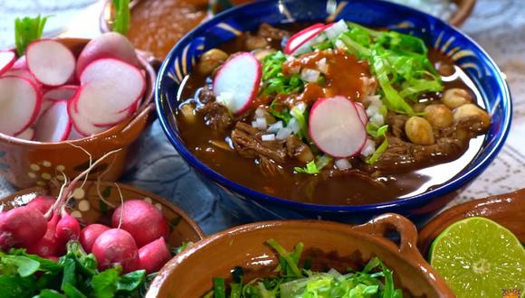 Preparar pozole rojo, un platillo tradicional de México, que se come en ocasiones especiales. (Foto: Captura de YouTube 'Jauja Cocina Mexicana’)