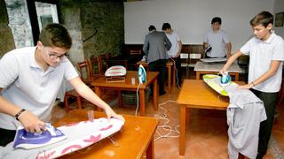 Un colegio se vuelve viral en redes por enseñar a sus alumnos a lavar, planchar y cocinar