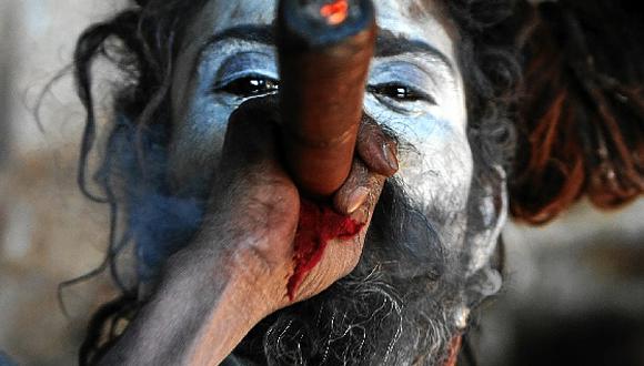 Fuman por el dios hindu Shiva