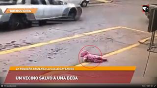 Hombre salvó a bebé de morir atropellada luego que intentara cruzar la pista gateando [VIDEO]