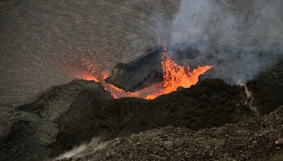 Esta foto cortesía del Servicio Geológico de EE. UU. muestra la erupción de lava del respiradero occidental dentro del cráter Halema uma u, en la cumbre de Kilauea, el 18 de octubre de 2021. (Foto de B. CARR/US Geological Survey/AFP)