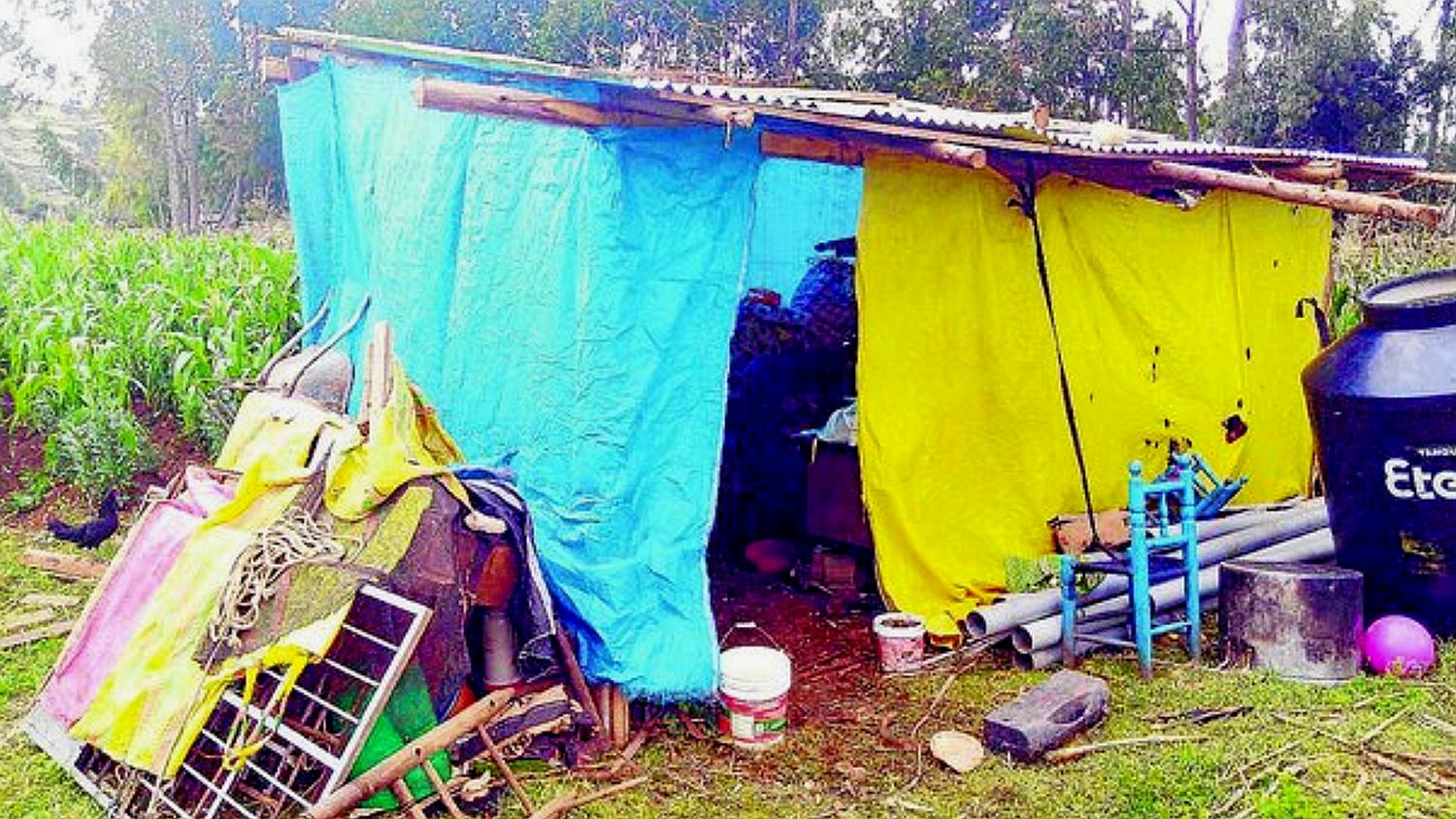 Hombre estafó y abandonó a su esposa pero ella construye casita para sus 6 hijos (FOTOS)