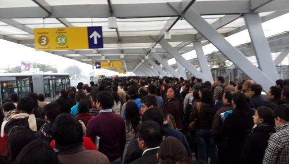 Centenares de pasajeros sufren con el Metropolitano