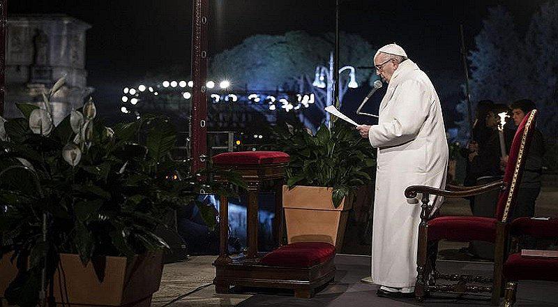 Papa Francisco recuerda en el Via Crucis a los refugiados y a los terroristas [EN VIVO]