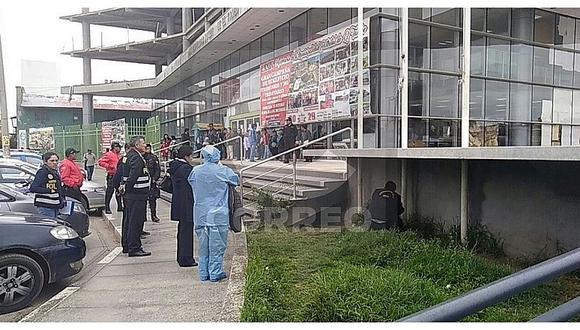 Serenos encuentran cadáver debajo de escaleras de municipalidad (FOTOS)