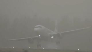La riesgosa maniobra de un avión que no pudo aterrizar por fuertes vientos | VIDEO 