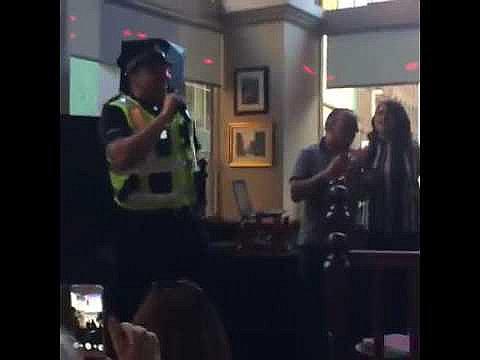 ​YouTube: Policía llega a un bar para intervención y termina cantando karaoke [VIDEO]