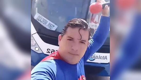 Supermán brasileño fue atropellado al intentar detener un bus con una mano. (Foto: @kaleusuperman / Instagram)