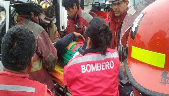 Cuatro personas heridas tras choque de ambulancia y combi 