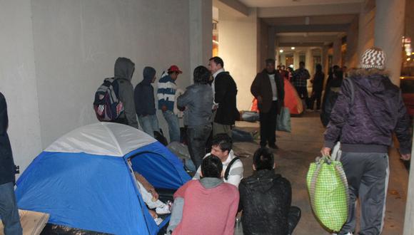 Hinchas acampan en el Estadio Nacional para comprar entradas