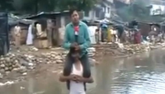 Polémica por periodista indio que informa sobre inundaciones en hombros de un afectado [VIDEO] 