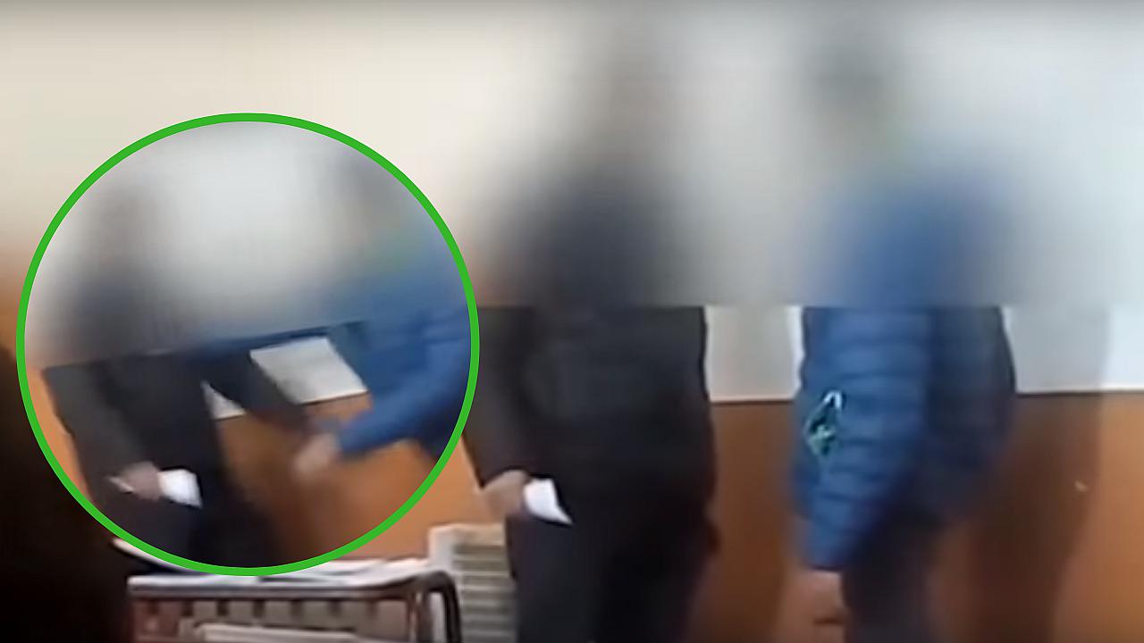 Alumno de secundaria golpea y empuja a profesor que le decomisó el celular (VIDEO)