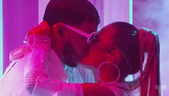 Karol G y Anuel AA protagonizan candente beso en vivo en los Premios Billboard 2019