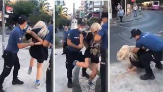 Policías forcejean con mujer y la lanzan al suelo por no usar mascarilla | VIDEO 