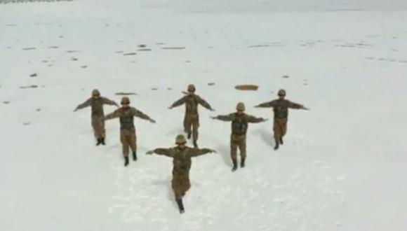 Los militares del país asiáticos se mostraron muy contentos al realizar la coreografía. (Foto: Hua Chunying/Twitter)