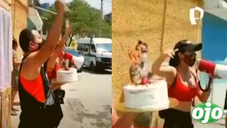 Vecinos celebran “cumpleaños” de hueco en la pista que lleva cuatro años sin ser reparado | VIDEO