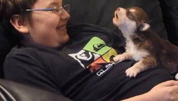 Insólito: Niño enseña a su mascota a aullar como un lobo [VIDEO] 
