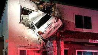 Auto sale volando de autopista y se incrusta contra edificio (VIDEO)