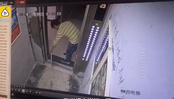 YouTube: hombre intentó detener un ascensor pero ¡casi desata una tragedia! (VIDEO)