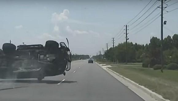 Mujer salió volando de su coche durante cinematográfica persecución policial (FOTOS) 