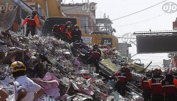 Terremoto en Ecuador: Bombero halla cuerpo de su hija entre los escombros