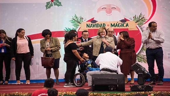 Primera dama Nancy Lange entrega regalos a personas con discapacidad 
