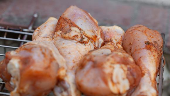 Según el CDC, no se debe lavar el pollo antes de cocinarlo debido al riesgo de propagar bacterias. (Foto: Pexels)