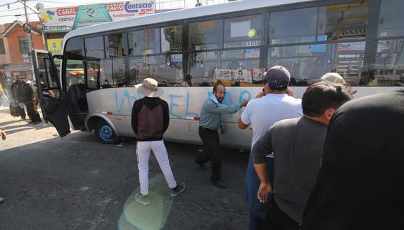 Arequipa: Transportistas de carga pesada que acatan el paro nacional indefinido protagonizaron actos vandálicos en el Cono Norte de Arequipa. (Foto: Leonardo Cuito)