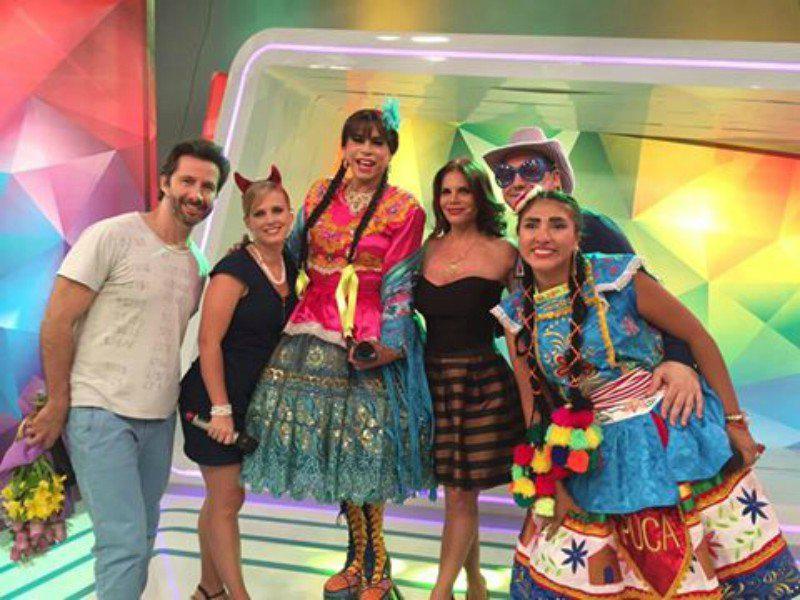 ¡Súper emotivo! Conductores de 'Hola a todos' son sorprendidos por sus familias [VIDEO]