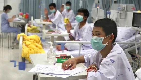 ​Niños que estuvieron atrapados en cueva de Tailandia salen de hospital
