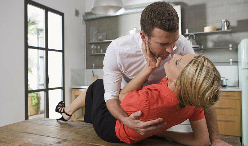 ¡Harta creatividad! 6 posturas para hacer el amor sobre una mesa