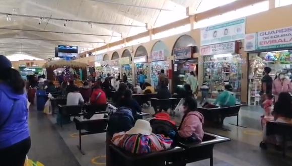 Cientos de pasajeros están a la espera en el Terminal de Arequipa tras protestas en el sur (Foto: captura de pantalla | Sanhueza Noticias)