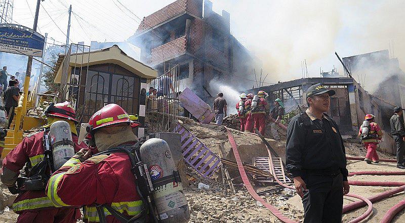 SMP: Incendio arrasa con tres viviendas y familias se quedan en la calle [FOTOS]
