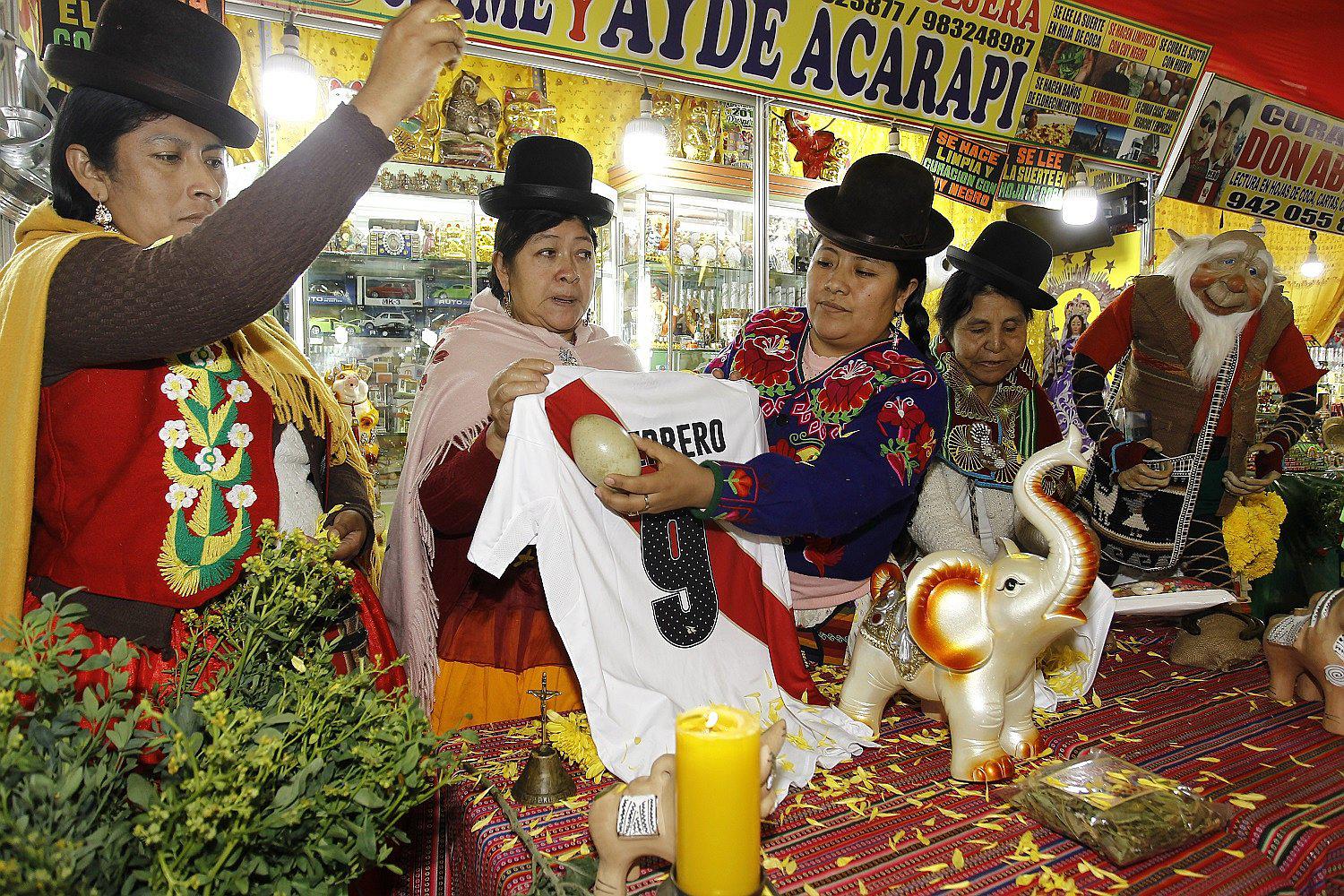 Con rudas y huevo de avestruz, curanderas envían buena vibra a la Selección Peruana 